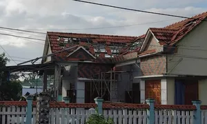 Lốc xoáy làm tốc mái hàng chục căn nhà ở Quảng Ngãi Lốc xoáy làm tốc mái hàng chục căn nhà ở Quảng Ngãi